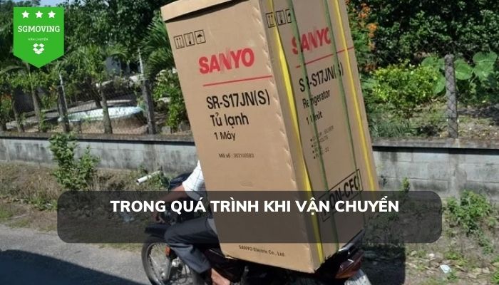 Trong lúc vận chuyển bằng xe máy