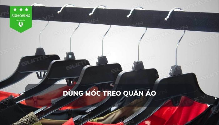 Dùng móc treo quần áo giúp không gian tiết kiệm