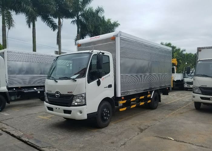 Xe tải Hino XZU730L thùng kín 5 tấn