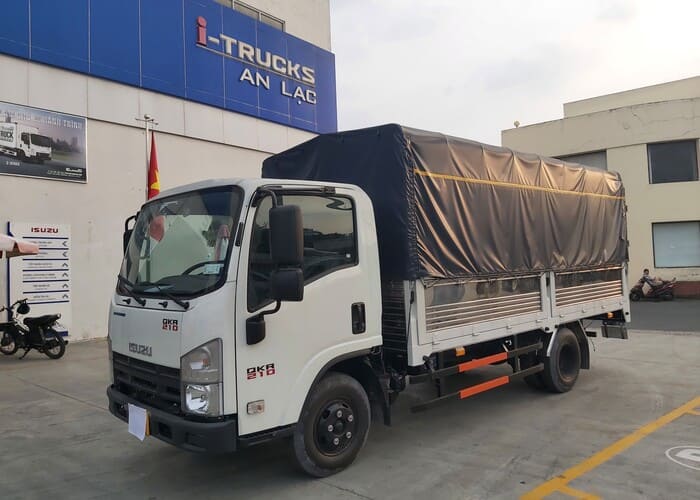 Xe tải thùng kín Isuzu QKR